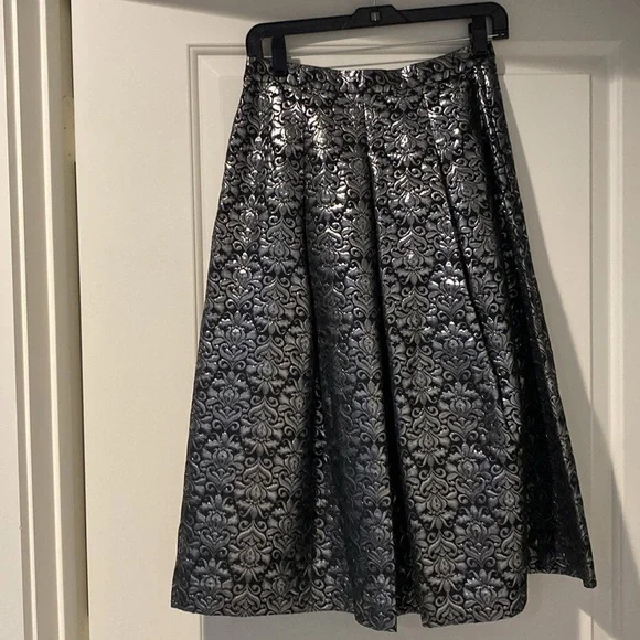 Beautiful brocade evening skirt w/side pockets & hidden side zipper - Picture 3 of 3